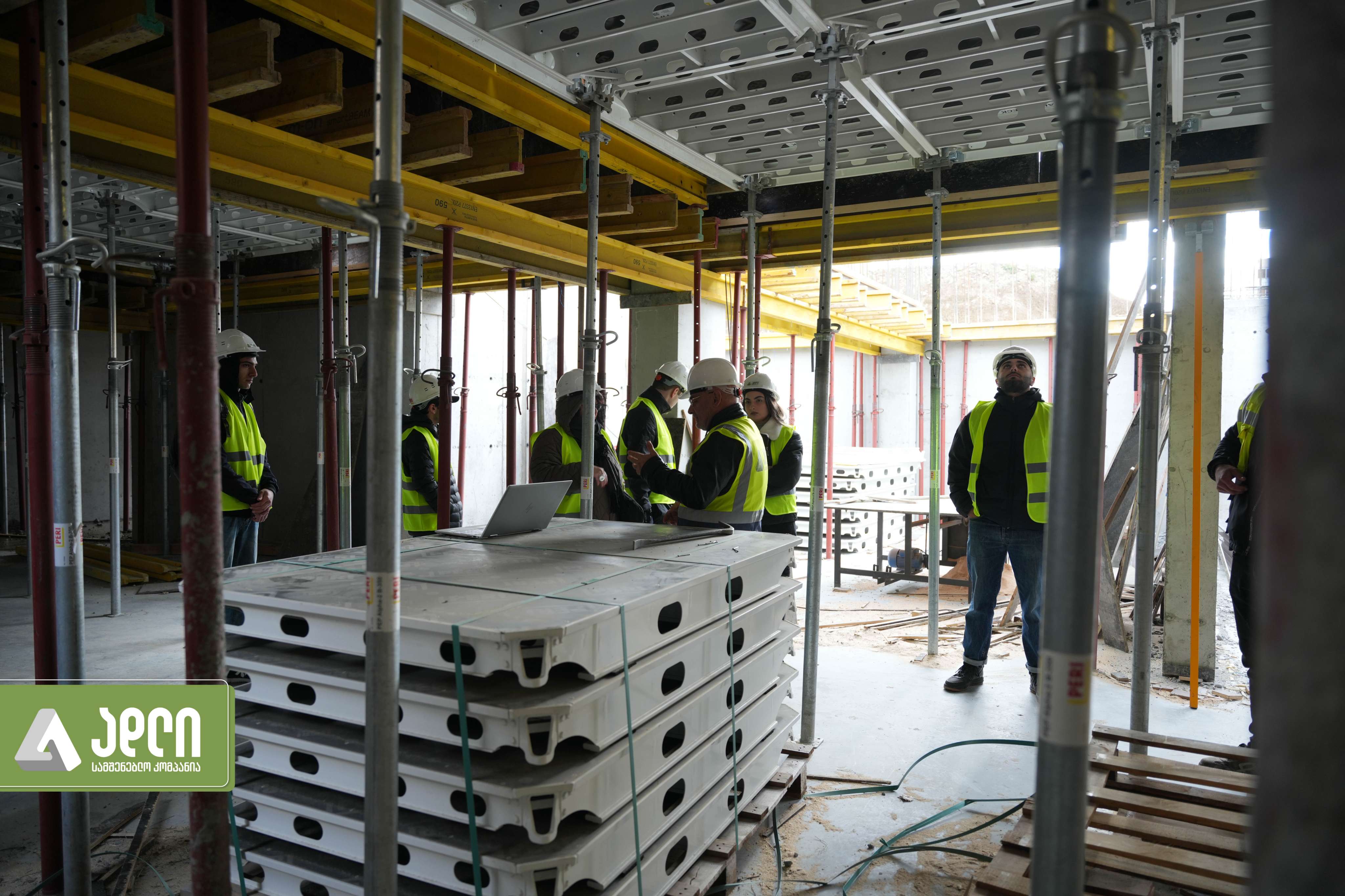 Students of the University of Georgia at the Adli construction site